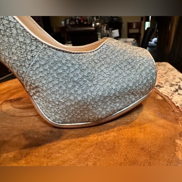 Guess stilleto slingback heels. Very pretty sage and gold colored. Size 10 - Picture 10 of 16